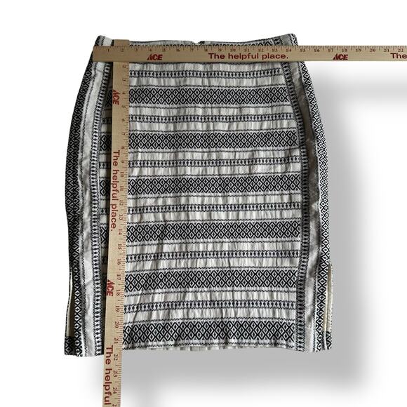 Loft Aztec Embroidered Knee Length Pencil Skirt Womens Size 6 White Black Boho‎ - Picture 3 of 10